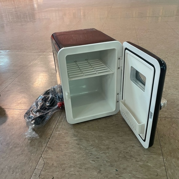New nwt car plug in mini fridge - Picture 4 of 4